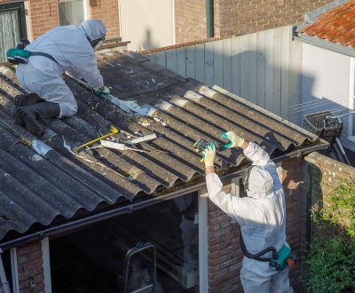 professionals_removing_asbestos_roofing